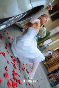 невеста и лепестки роз