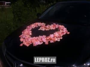 лепестки роз на капоте автомобиля