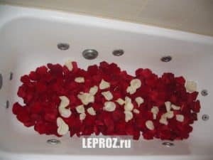 ванна с лепестками роз