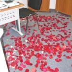осыпание офиса лепестками роз