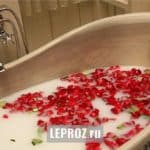 ванна красные лепестки