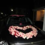 Укаршение автомобиля лепестками роз