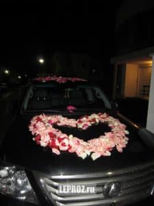 Укаршение автомобиля лепестками роз